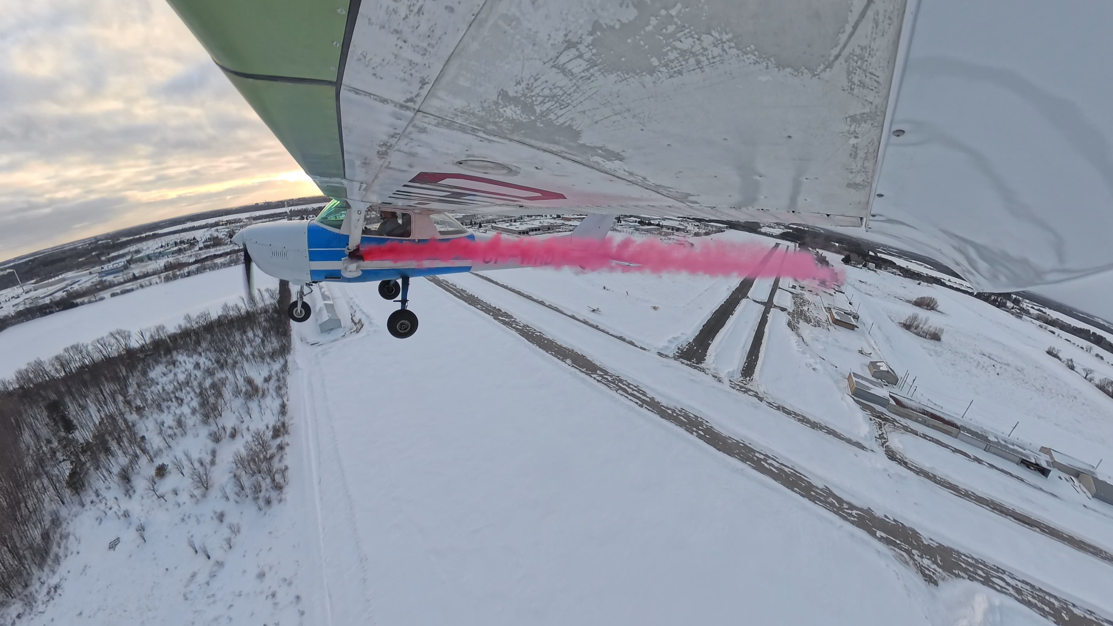 Coloured smoke display from aircraft